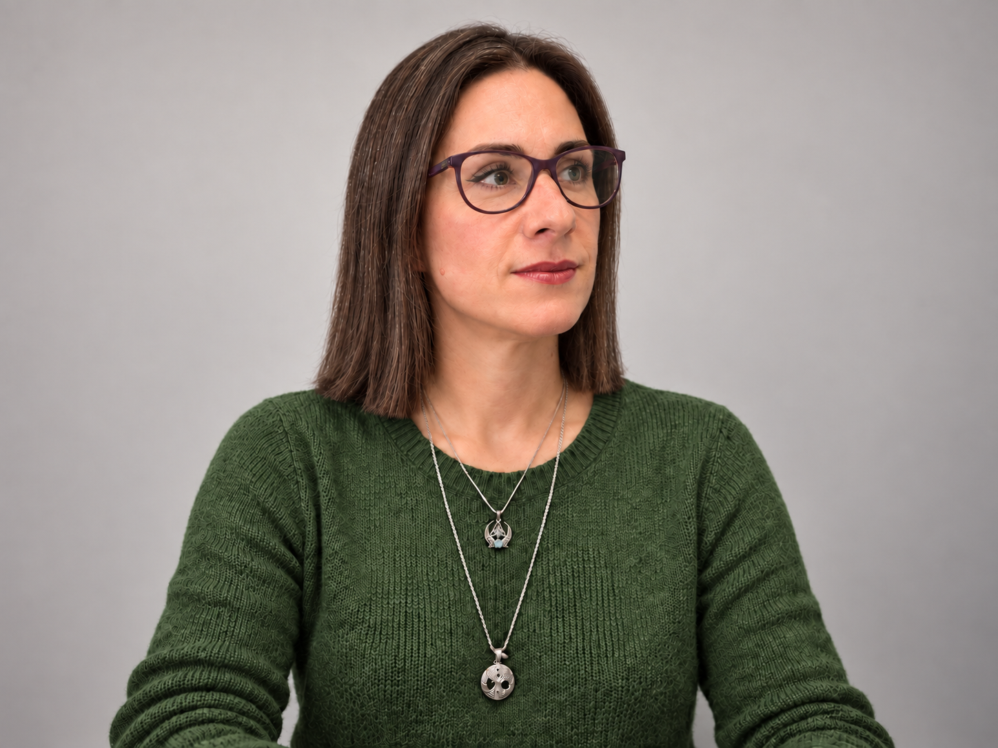 Viviana Guerra con gafas y suéter verde